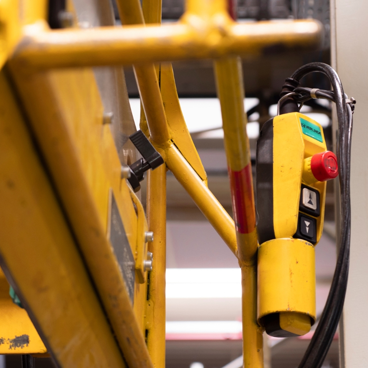 Botoeira Comando Pendente (Montada) 8 Botões  Comando Pulsador Pp Amarelo/Preto 8Na+8Nf Ip65 XACA881 - Schneider Eletric